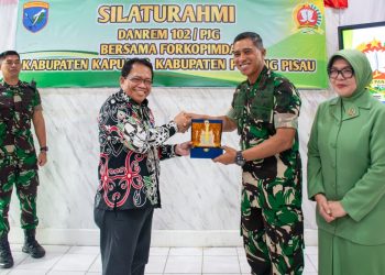 Pj Bupati Kapuas Sambut Kedatangan Danrem 102/PJG di Markas Kodim 1011/Kuala Kapuas
