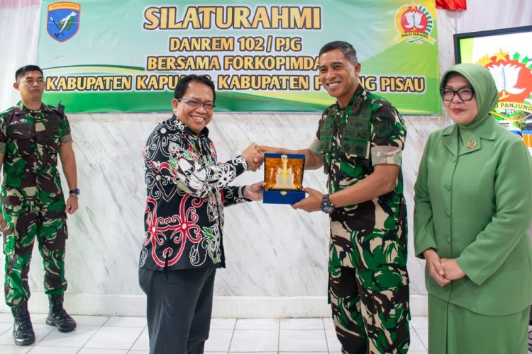 Pj Bupati Kapuas Sambut Kedatangan Danrem 102/PJG di Markas Kodim 1011/Kuala Kapuas