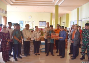 Pj Bupati Kapuas Bersama Rombongan Tinjau Wilayah Banjir dan Berikan Bantuan Kepada Masyarakat 