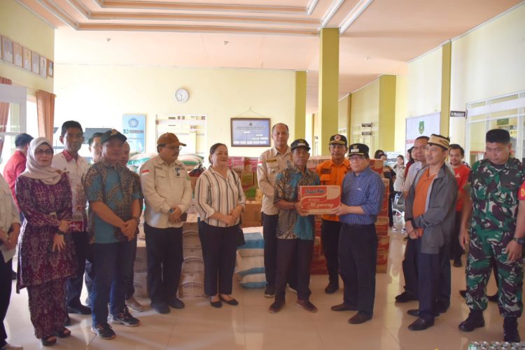 Pj Bupati Kapuas Bersama Rombongan Tinjau Wilayah Banjir dan Berikan Bantuan Kepada Masyarakat 