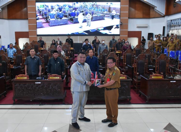 Pj Bupati Kapuas Serahkan Laporan Keterangan Pertanggung Jawaban Anggaran Tahun 2023