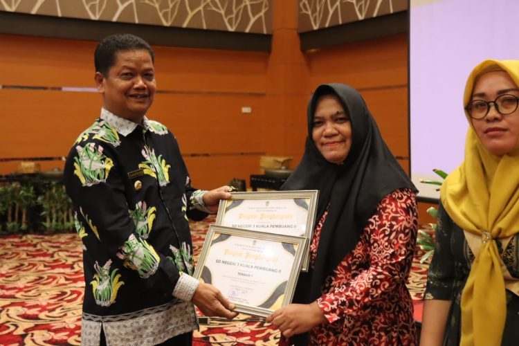 Sejumlah Sekolah di Seruyan Terima Penghargaan Kategori Terbaik Pengelola Aset dan Pelaporan BOSP