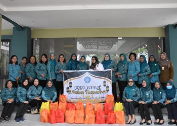 Ketua TP PKK Kapuas Bagikan Sembako Kepada Tukang Becak di Bulan Ramadhan