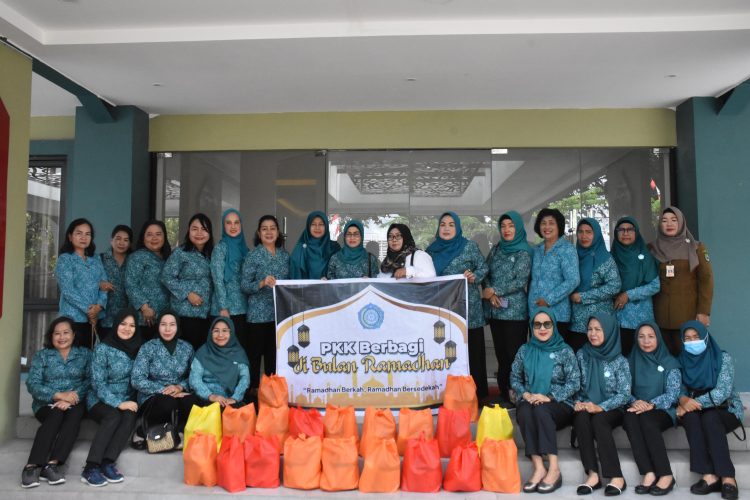 Ketua TP PKK Kapuas Bagikan Sembako Kepada Tukang Becak di Bulan Ramadhan