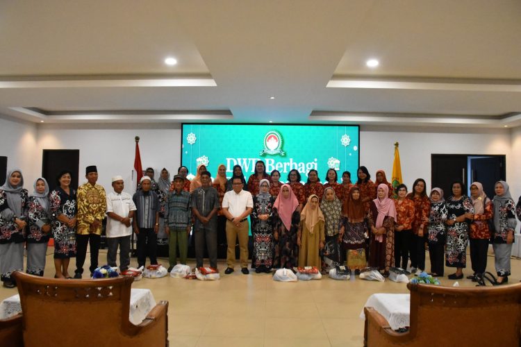 Dharma Wanita Persatuan Kapuas Berbagi Kepada Masyarakat  Menyambut Idul Fitri 1445 H