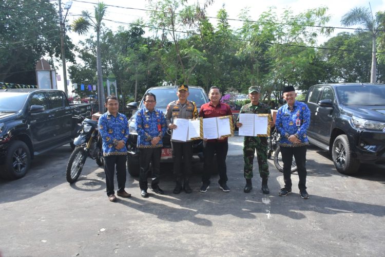 Pemkab Kapuas Serahkan Bantuan Operasional Kepada Pemkab Aparat Hukum