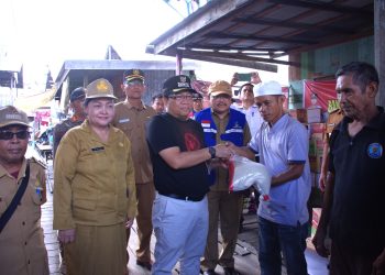 Pj Bupati Kapuas Kunjungi dan Berikan Bantuan Kepada Warga Yang Tertimpa Musibah Kebakaran di Desa Pulau Mambulau 