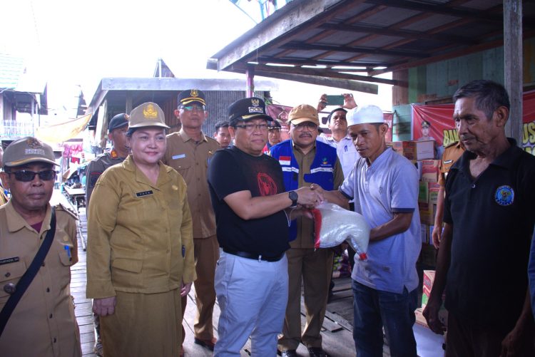 Pj Bupati Kapuas Kunjungi dan Berikan Bantuan Kepada Warga Yang Tertimpa Musibah Kebakaran di Desa Pulau Mambulau 