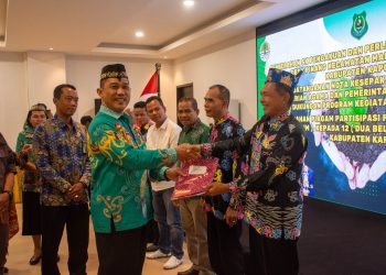Penyerahan SK Pengakuan dan Perlindungan Masyarakat Hukum Adat Pinang 