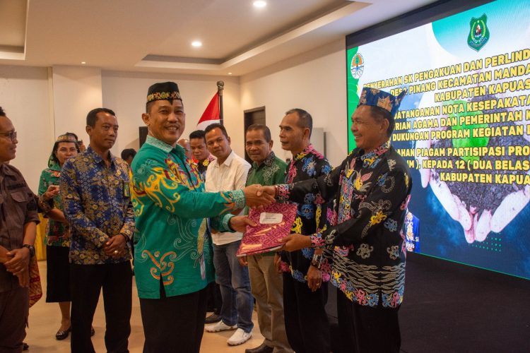 Penyerahan SK Pengakuan dan Perlindungan Masyarakat Hukum Adat Pinang 