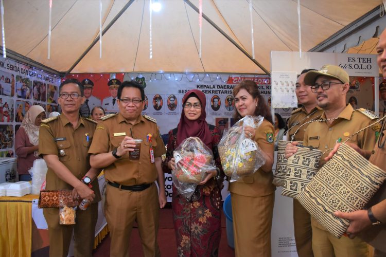 Kunjungi Expo Kapuas 2024, Pj Bupati Erlin Hardi Berkomitmen Majukan UMKM