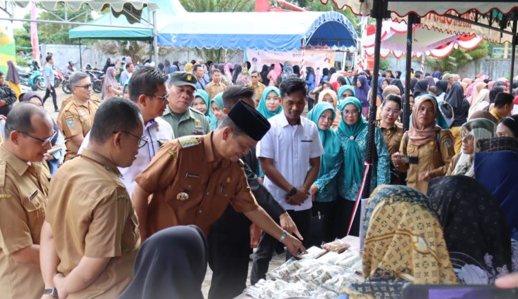 Masyarakat Berbondong-bondong Serbu Pasar Murah di DKPP Seruyan