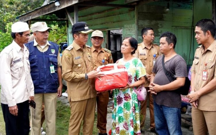Pj Bupati Muhlis Serahkan bantuan untuk korban kebakaran di Jingah dan Desa Ipu