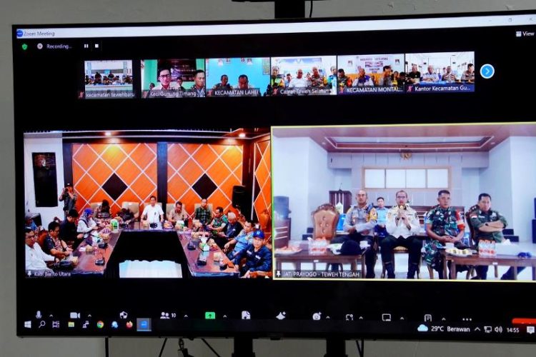 Pj Bupati Monitoring Pemilu di 9 Kecamatan melalui Vidcon