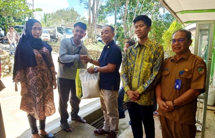 Dinas PUPR Barut Bagikan 140 Paket Sembako dan Zakat