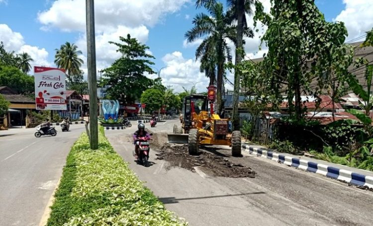 Balai Kementerian PUPR Ditjen Bina Marga BPJN Kalimantan Lakukan Perbaikan Jalan Nasional