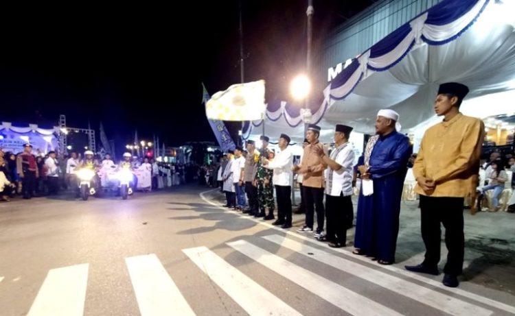 Pj Barito Utara Lepas Peserta Pawai Takbir Dalam Rangka Memeriahkan Hari Raya Idul Fitri 1445 H