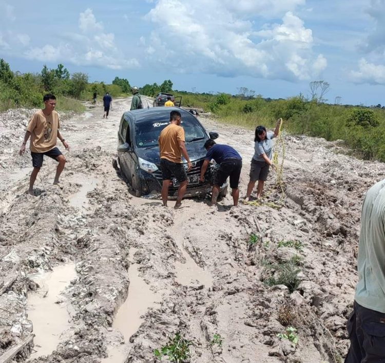 Warga Keluhkan Jalan Rusak, Pj Bupati: Kita Akan Tindaklanjuti