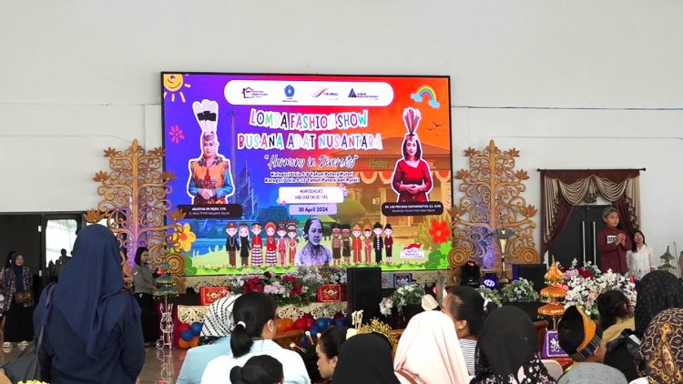 Meriahkan Peringatan Hari Kartini ke 145, Rumah Pintar Taman Askari Kapuas Adakan Lomba Fashion Show Busana Adat Nusantara