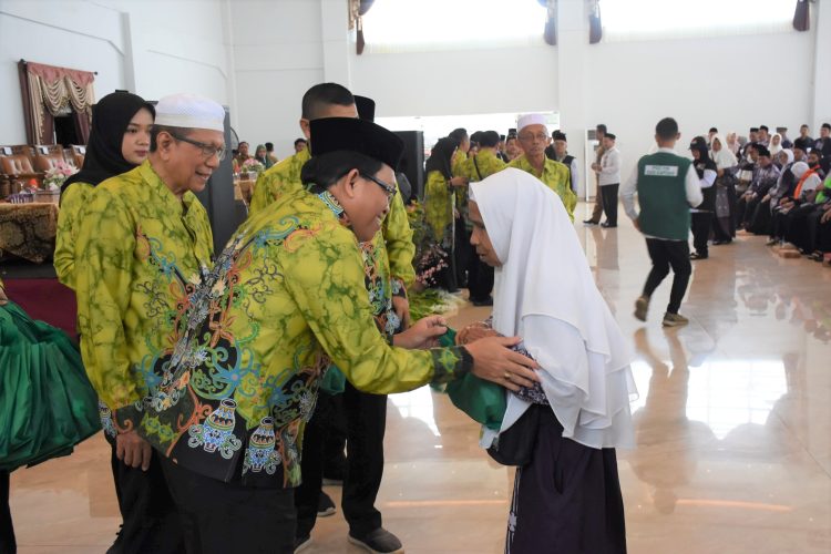 Pj Bupati Kapuas Resmi Lepas 317 Calon Jamaah Haji