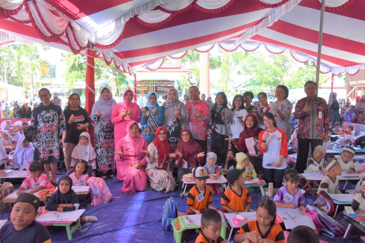 Pj Ketua TP PKK Kapuas Buka Lomba Mewarna dan Mendongeng Anak Tingkat TK Sampai SD