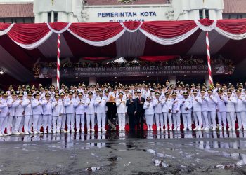 Pj Bupati Kapuas Hadiri Upacara Peringatan Hari Otonomi Daerah XXVIII Tahun 2024 di Balai Kota Surabaya