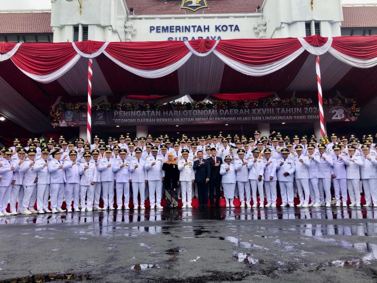 Pj Bupati Kapuas Hadiri Upacara Peringatan Hari Otonomi Daerah XXVIII Tahun 2024 di Balai Kota Surabaya