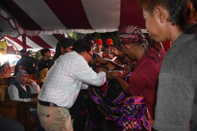 Dukung Keberagaman Seni Budaya, Pj Bupati Kapuas Saksikan Pentas Seni Kuda Lumping