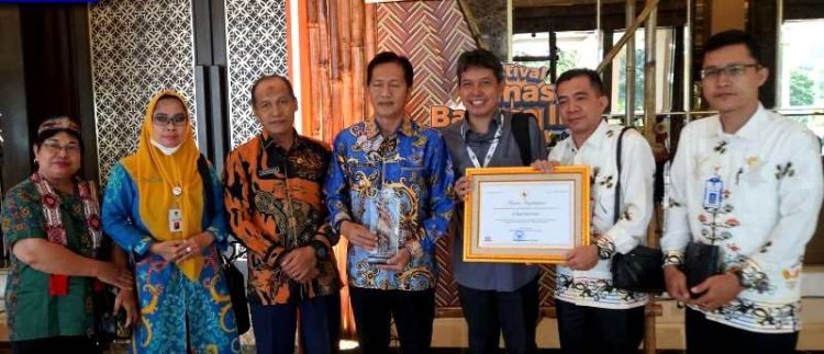 Pj Bupati Barut Terima Piagam Penghargaan dari Menteri Pedidikan Kebudayaan Riset dan Teknologi Republik Indonesia