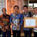 Pj Bupati Barut Terima Piagam Penghargaan dari Menteri Pedidikan Kebudayaan Riset dan Teknologi Republik Indonesia