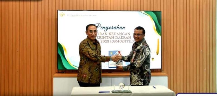Pj Sekda Barut Serahkan Laporan Keuangan Pemerintah Daerah TA 2023 Kepada BPK RI Kalimantan Tengah
