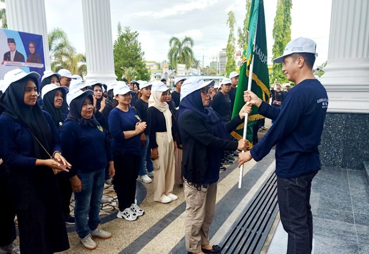 Pj Bupati Barut Lepas Kontingen Yang Akan Ikuti Festival Budaya Isen Mulang di Palangkaraya