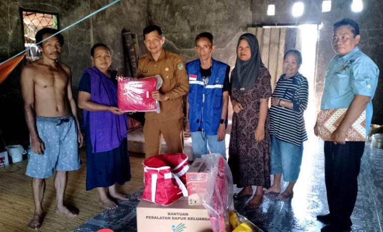 Dinas SOSPMD Serahkan Bantuan Kepada Masyarakat Yang Alami Musibah Kebakaran