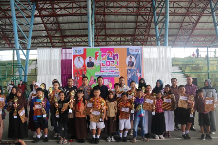 Serahkan Hadiah Pemenang FLS2N, Kadisdik Seruyan Sampaikan ini 