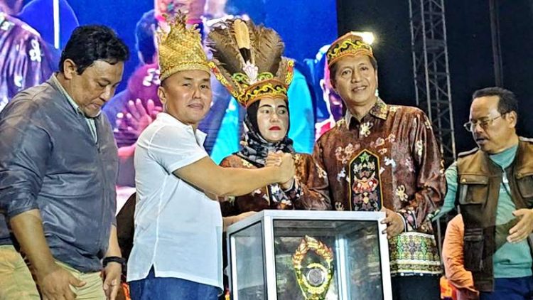 Raih Juara Umum FBIM dan Piala Bergilir Kontingen Barut Terima Uang Pembinaan dan Dana Hibah Pembangunan 25 Miliar dari Pemprov Kalteng
