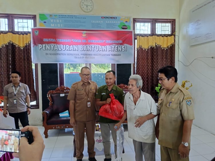 Pj Sekda Seruyan Serahkan Puluhan Paket Bantuan Atensi Untuk Penyandang Disabilitas