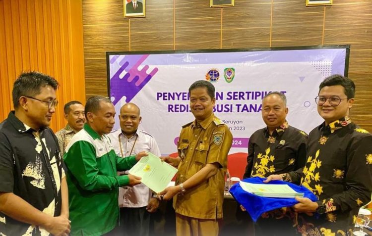 Pj Bupati Seruyan Serahkan Sertifikat Redistribusi Tanah Dibeberapa Desa