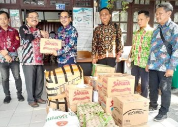 Sekwan Kapuas Serahkan Bantuan Sembako Kepada Korban Bencana Kebakaran 