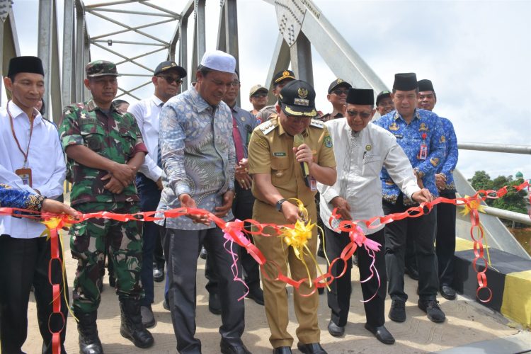 Pj Bupati Kapuas Resmikan Jembatan Pasar Senin Desa Anjir Serapat Tengah Km.11