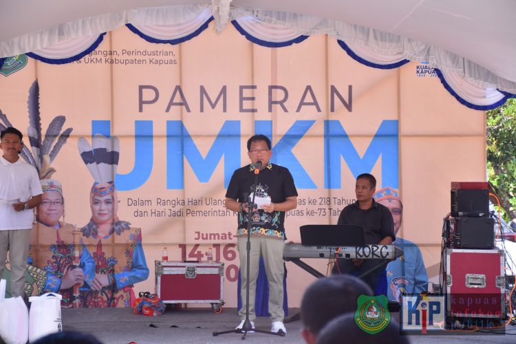 Pj Bupati Kapuas Buka Pameran UMKM dan Pasar Murah Serta Serahkan Hewan Kurban