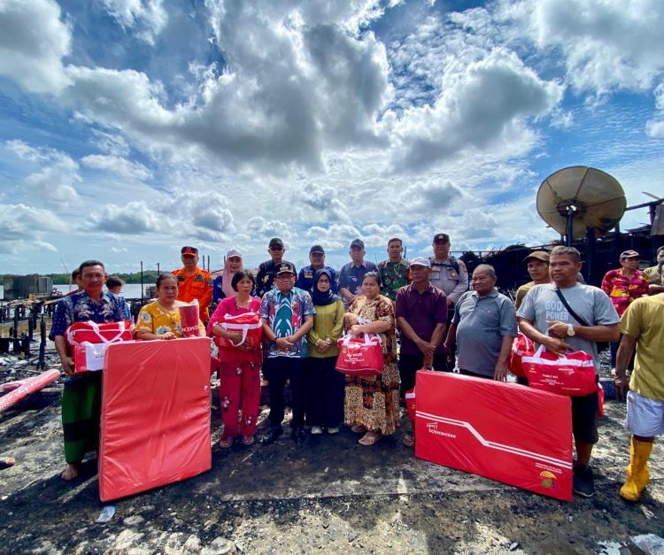 Musibah Kebakaran Landa Desa Saka Tamiang, Pj Bupati Kapuas Tinjau Langsung dan Berikan Bantuan