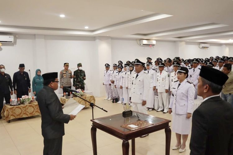 PJ Bupati Kapuas, Kukuhkan 171 Kades se Kabupaten Kapuas dan Perpanjangan Masa Jabatan