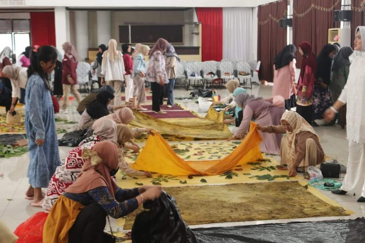 Ketua DPRD Seruyan Apresiasi Pelatihan Membuat Batik Dengan Teknik Eco Print
