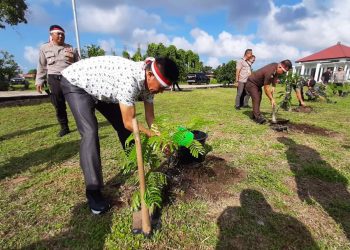 H. Bambang Yantoko Tanam Pohon di HUT Bhayangkara