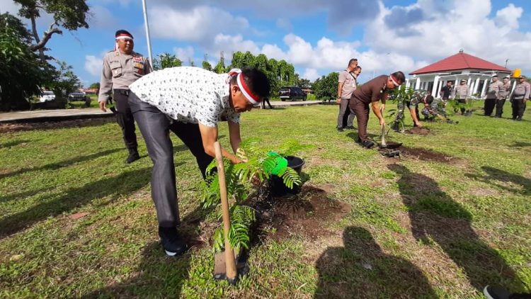 H. Bambang Yantoko Tanam Pohon di HUT Bhayangkara