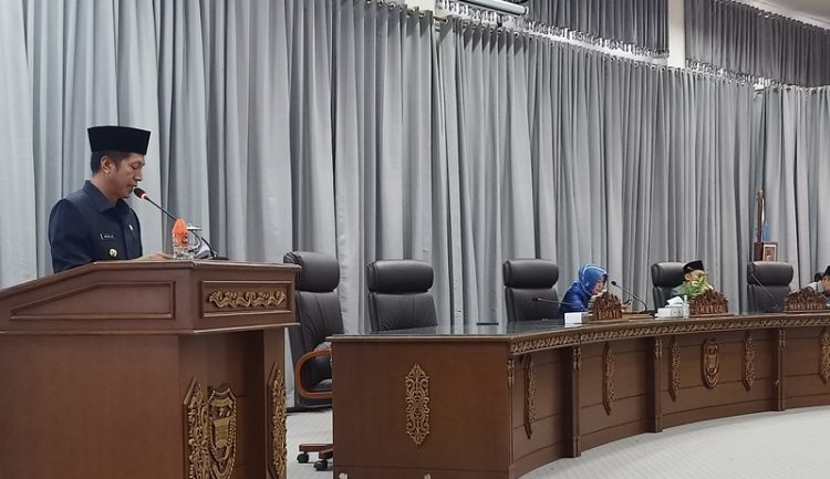 Pemkab Barut Sampaikan Jawaban Terhadap Pemandangan Umum Fraksi Raperda Pengelolaan Persampahan 