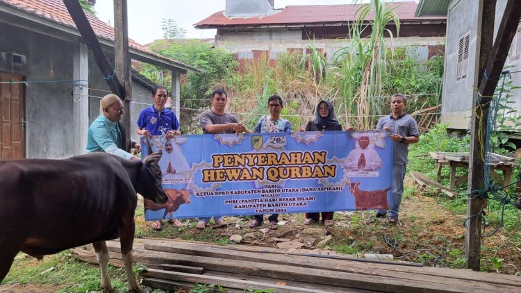 Ketua DPRD Barut Serahkan Tiga Ekor Sapi ke Sekretariat DPRD Barut Untuk Ibadah Qurban
