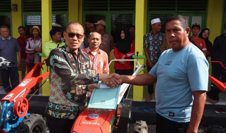 Puluhan Alsintan Diserahkan Kepada Kelompok Tani di Seruyan