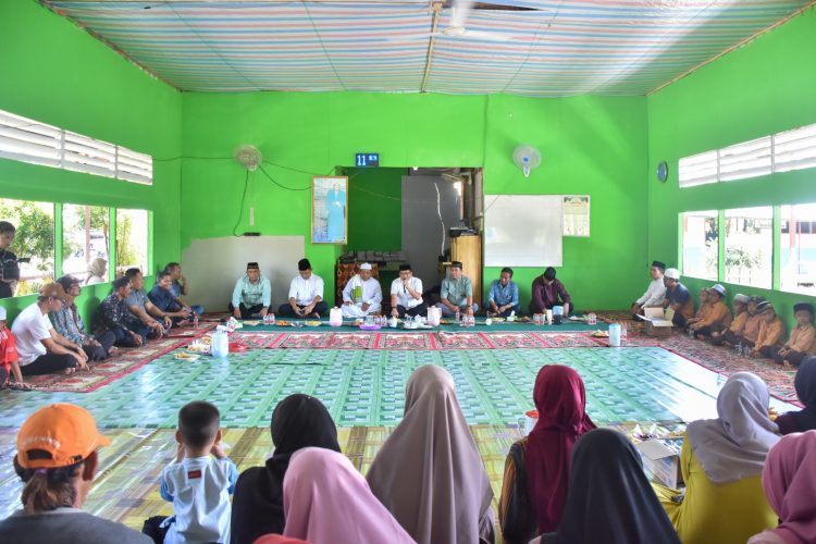 Pj Bupati Kapuas Ngobrol Asik Bersama Masyakarat Yayasan Pendidikan Islam Al Mustajab