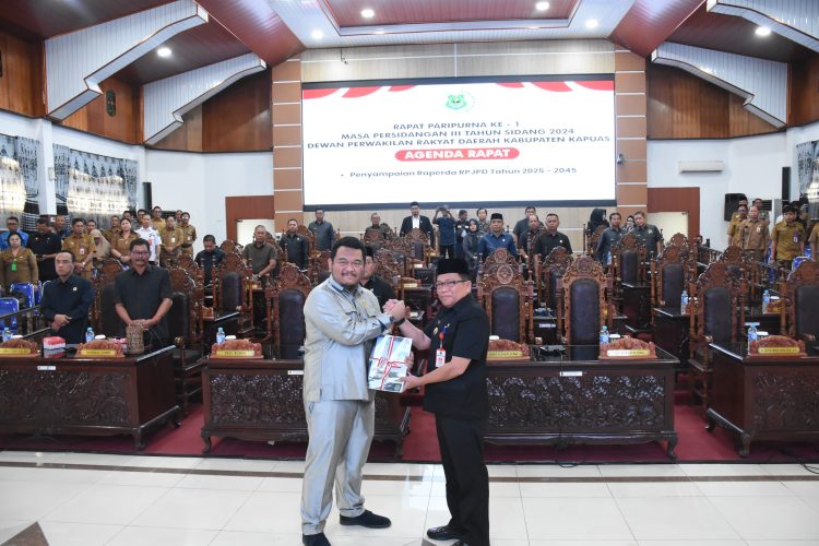 Pj Bupati Kapuas Sampaikan Raperda RPJPD Tahun 2025-2045, Rapat Paripurna ke I Masa Persidangan III